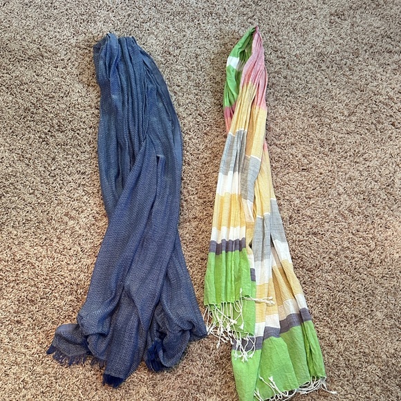 Bundled scarves - Picture 1 of 4